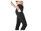 Femme en legging noir avec poche latérale, plaçant un téléphone portable.