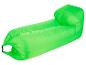 Fauteuil gonflable vert pour le camping ou la détente.