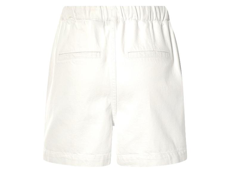 Shorts blancs à taille élastique.