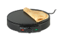 Crêpière noire avec crêpe, avec bouton de température et voyants lumineux.