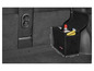 Une boîte de rangement noire Ultimate Speed dans une voiture, contenant des produits de nettoyage et une raclette jaune.