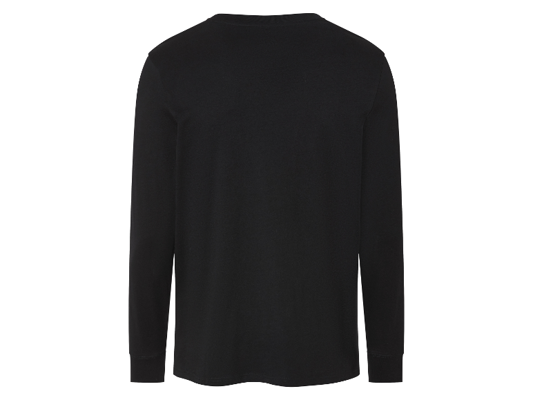 T-shirt noire à manches longues.
