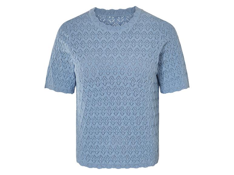 Un pull en maille bleu clair à manches courtes et à motif ajouré.