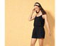 Une femme portant un short noir et un bandeau floral.