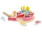 Gâteau d'anniversaire en bois avec bougies, garnitures de fruits et chiffres 1, 2, 3, 4.