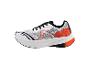 Chaussure de course blanche avec des accents orange et noirs, vue de côté.