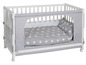 Un lit bébé blanc avec une couette grise à étoiles blanches.