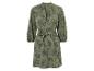 Robe vert olive à fleurs, ceinturée.