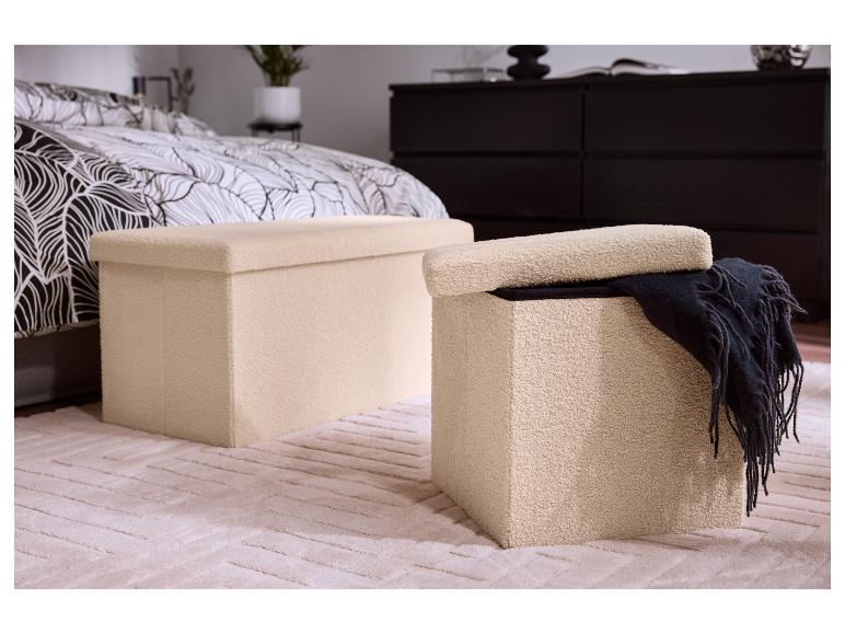 Deux poufs de rangement beiges dans une chambre avec une couette à motifs et une commode foncée.
