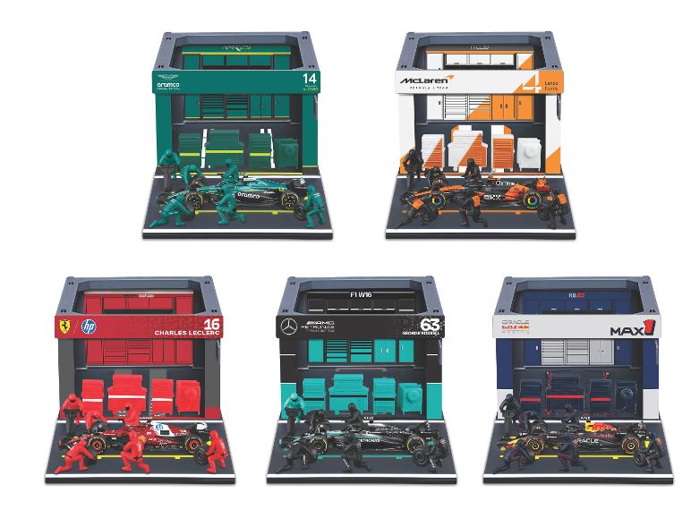 Cinq ensembles de jouets de garage Formule 1 avec voitures de course et figurines de mécaniciens.