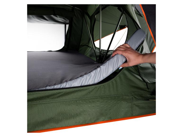 Tente verte avec matelas gris et fermeture éclair ouverte, tenue par une main.
