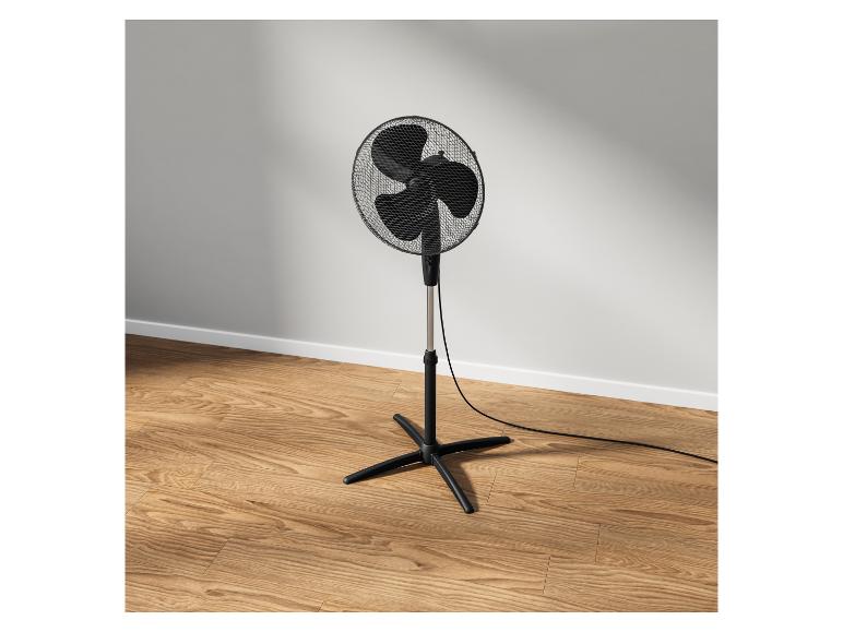 Ventilateur sur pied noir.