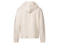 Un sweat à capuche crème.
