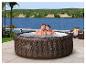 Couple relaxant dans un spa gonflable Lay-Z-Spa Bali.