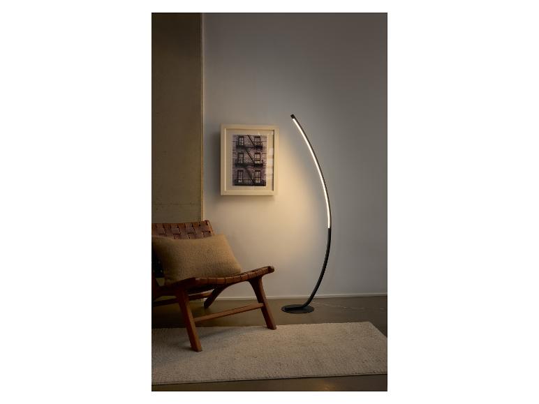 Lampe sur pied LED moderne à forme incurvée, créant une ambiance chaleureuse.