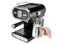 Une machine à espresso Silvercrest noire avec mousseur à lait.