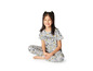 Une fille porte un pyjama gris avec un imprimé Snoopy.