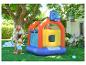 Bouncy castle avec panier de basket, jeux pour enfants dans le jardin.