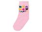 Chaussette rose avec des cœurs colorés et le mot 'HAPPY'