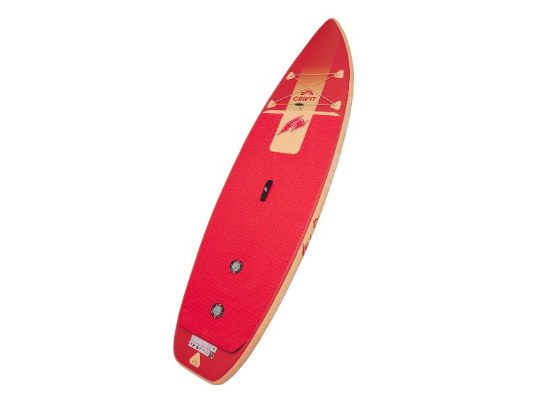 Paddleboard gonflable rouge et beige avec surface texturée et cordons élastiques.