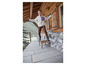 Une fille portant une veste en polaire blanche, un pantalon marron et des bottes noires.