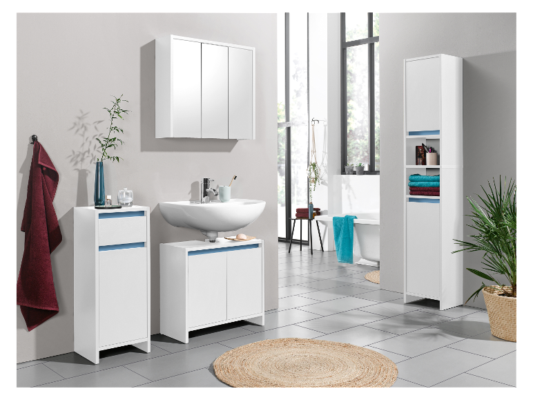 Salle de bain moderne avec meubles blancs et détails bleus.