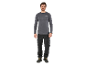 Homme portant un t-shirt Parkside à manches longues et un pantalon de travail.