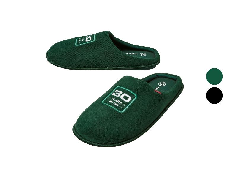 Deux paires de pantoufles vert foncé avec l'inscription '30 YEARS EST. 1996' et une option de couleur noire.