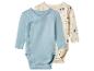 Deux bodies bébé à manches longues : un bleu clair croisé et un beige à motifs de ferme.