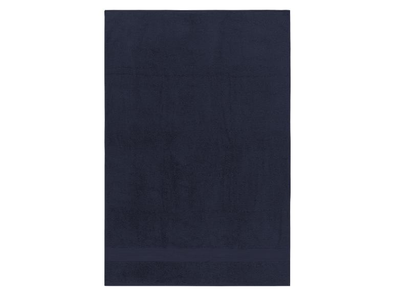 Serviette de bain bleu marine foncé.