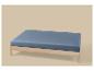 Cadre de lit avec housse de matelas bleue sur fond beige
