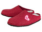 Pantoufles en laine rouge avec des cœurs