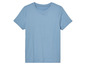 Un t-shirt bleu clair à manches courtes.