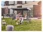 Un couple se détend sur une balancelle de jardin grise avec auvent dans un jardin gazonné.