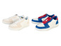 Deux paires de baskets blanches, une avec une couleur bleue et rouge et une avec une couleur beige.