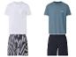 Deux ensembles de pyjama: un t-shirt blanc avec poche et un short rayé, et un t-shirt bleu avec imprimé et un short bleu marine.
