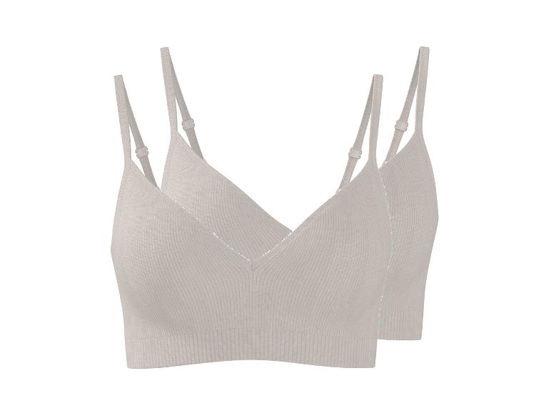 Deux brassières côtelées beige clair avec bretelles réglables.