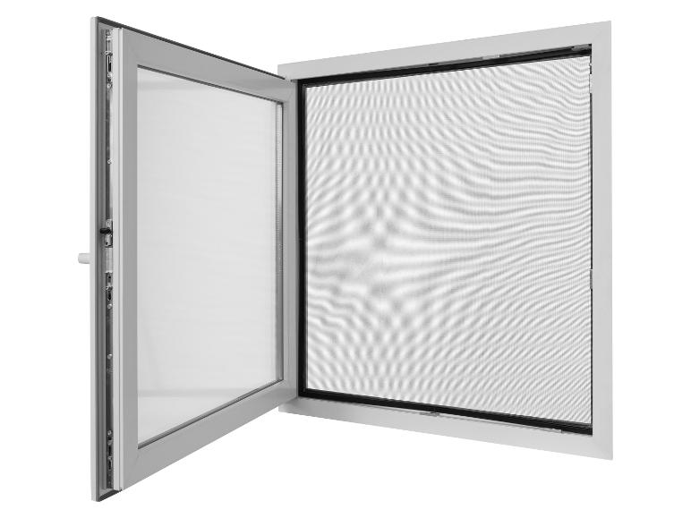 Fenêtre blanche ouverte avec moustiquaire, isolée sur fond blanc.