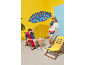 Deux personnes sur une plage, l'une assise dans une chaise longue, l'autre debout avec un gobelet, sous un parasol coloré.
