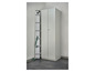 Une échelle pliante en aluminium à côté d'une armoire blanche.