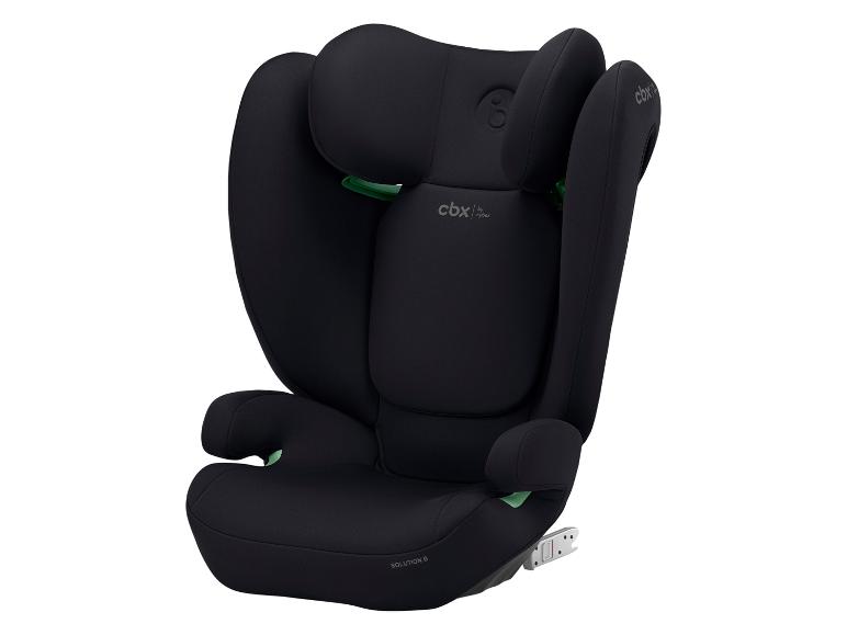 Siège auto noir pour enfant avec des détails verts, vu sous un angle.