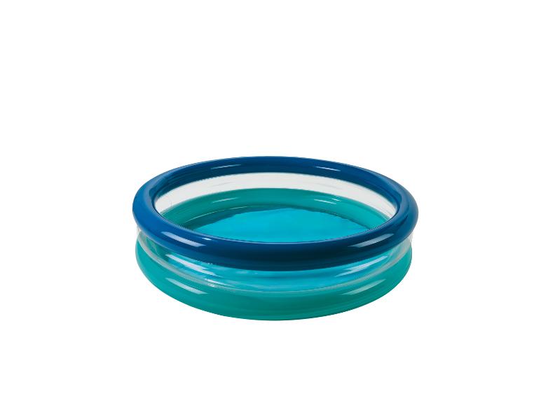 Piscine gonflable avec deux anneaux bleus et turquoises, remplie d'eau.