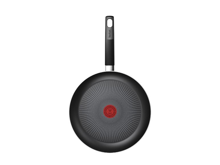 Poêle noire antiadhésive avec signal thermique rouge au centre