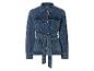 Une veste en jean avec une ceinture.