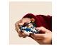 Mains tenant un petit vaisseau spatial LEGO Star Wars bleu et blanc avec une figurine.