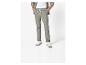 Pantalon chino gris et baskets blanches pour homme.