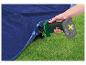 Une main utilise une pompe à air pour matelas gonflable Parkside X20V Team verte.