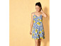 Une femme porte une robe d'été à motif de citron.