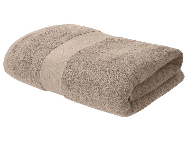 Serviette de bain beige pliée