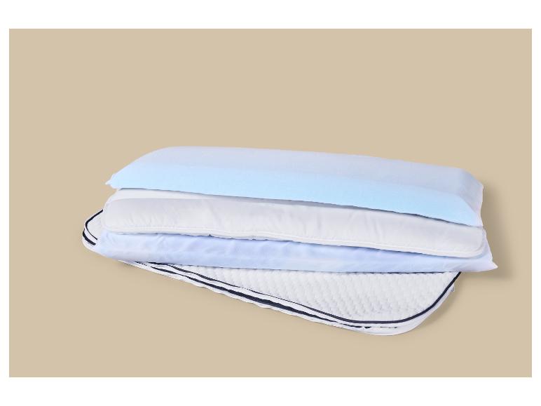 Pile d'oreillers et de protège-matelas bleus et blancs